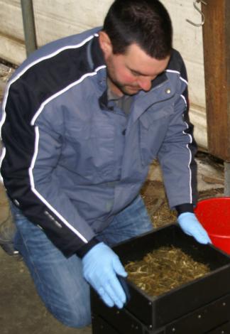 Rainer Färber vérifie régulièrement la bonne proportion de fibres dans la ration mélangée de ses vaches laitières.